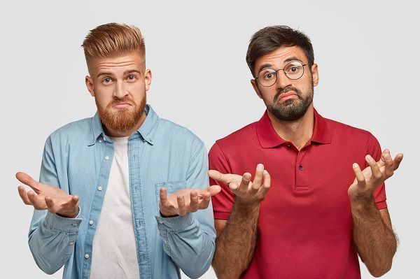 Hombres con las manos levantadas representando tener dudas a la hora de elegir una opción y comparar