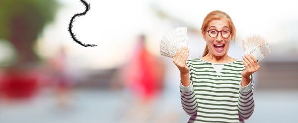 Mujer contenta con dinero en la mano