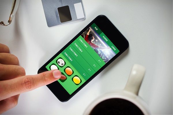 Dedo pulsando un marcador online deportivo en un teléfono móvil