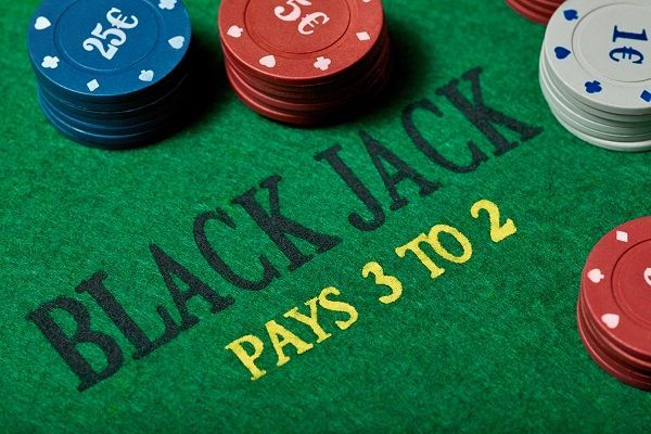 Mesa de blackjack con el título 3:2 para la apuesta ganadora que haga un blackjack