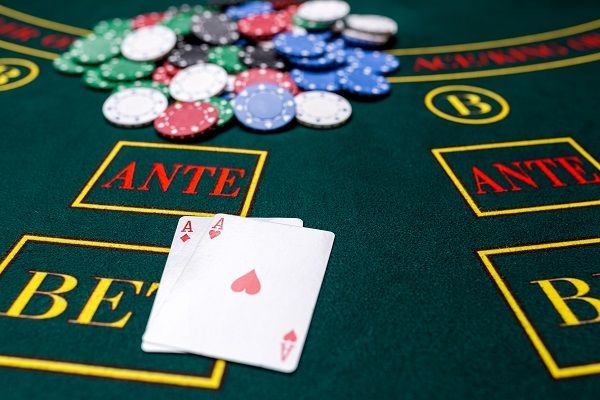 Mesa de blackjack con cartas y fichas para apostar