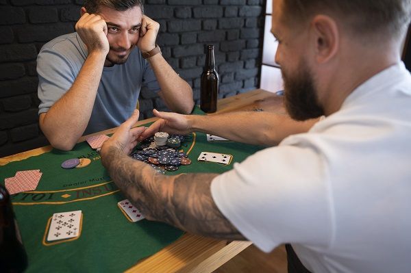 Dos hombres jugando al póker representando la estrategia en juego de casino