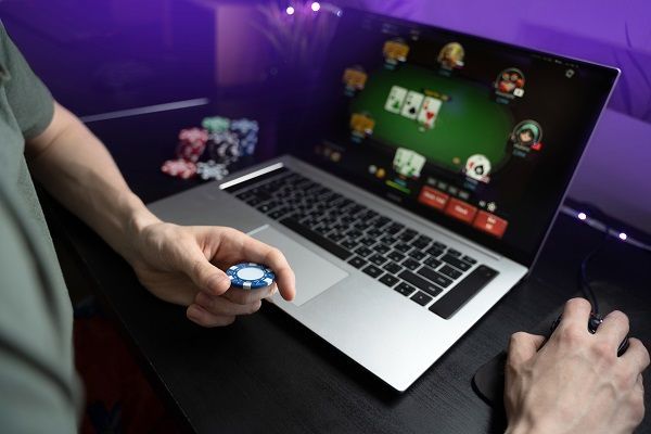 Hombre jugando a video póker en un casino online