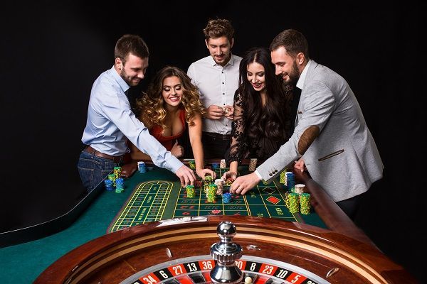 Grupo de personas apostando en la ruleta a números individuales