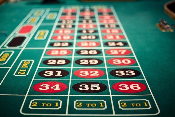 Mesa de la ruleta donde se pueden ver los diferentes tipos de apuestas