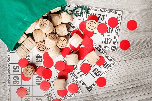 Fichas con colores de Italia sobre cartones de bingo