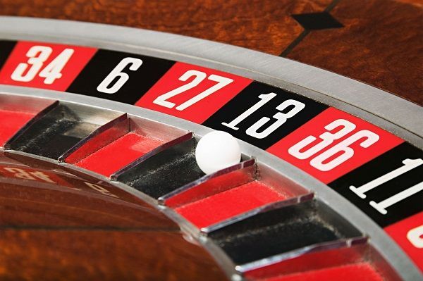 Ruleta de cerca marcando que ha salido el 13 negro en la jugada